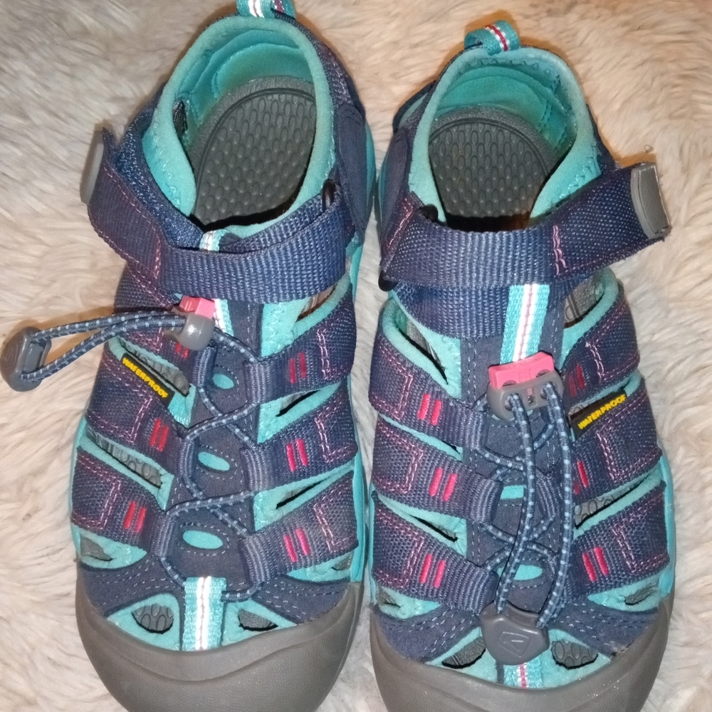 Keen unisex size 2 sandals